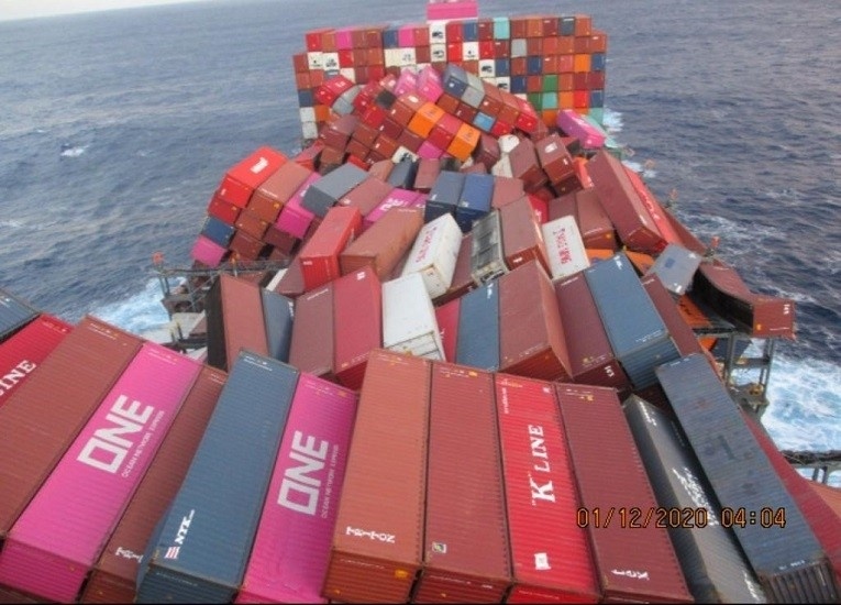 tau-cho-hang-gap-bao-mot-luong-lon-container-bi-roi-tai-thai-binh-duong (1)